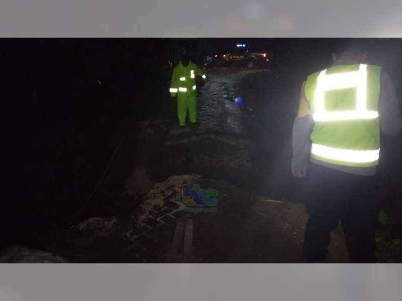 Jembatan Penghubung di Desa Pejok Kedungadem Bojonegoro Ambruk