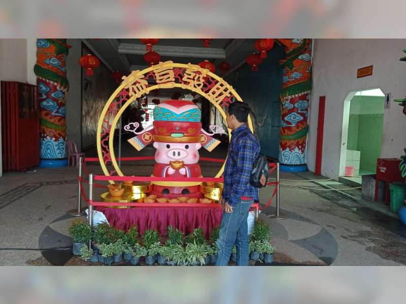 Klenteng Kwan Sing Bio Tuban Sambut Imlek dengan Replika Babi Kayu