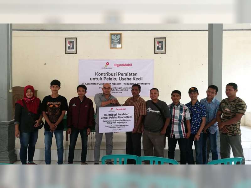 EMCL Beri Batuan Peralatan Usaha pada Pengusaha Kecil di Bojonegoro
