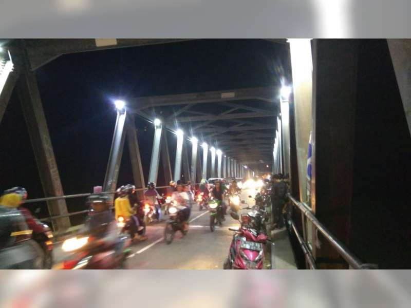 Warga Soko Tuban Terjun dari Jembatan Glendeng ke Sungai Bengawan Solo