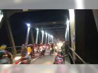 Warga Soko Tuban Terjun dari Jembatan Glendeng ke Sungai Bengawan Solo