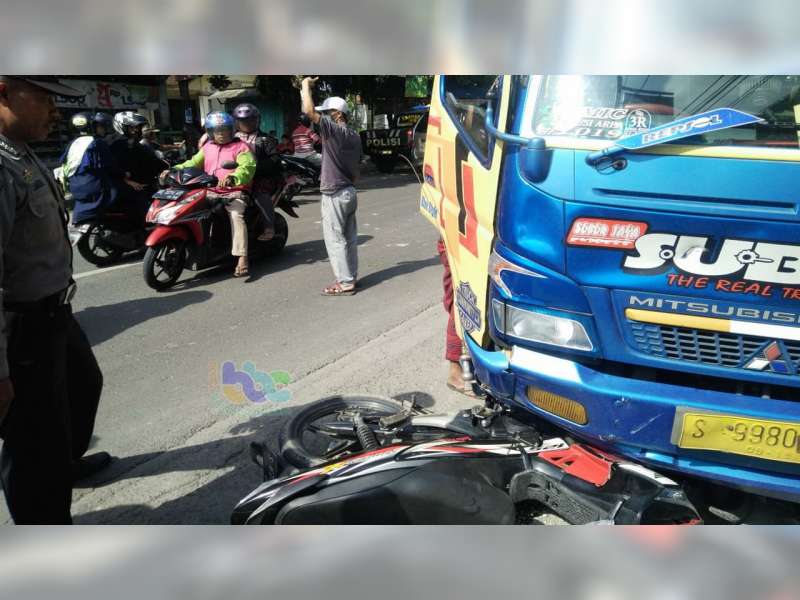 Ditabrak Truk, Pemotor di Purwosari Bojonegoro, Luka Berat