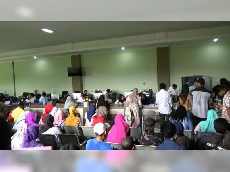 Ratusan Warga Bojonegoro Berdesak-Desakan Saat Urus KTP Elektonik