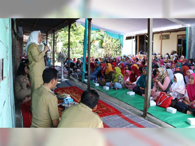 Bupati Bojonegoro Sambangi Warga Penerima PKH di Desa Sambiroto Kecamatan Kapas