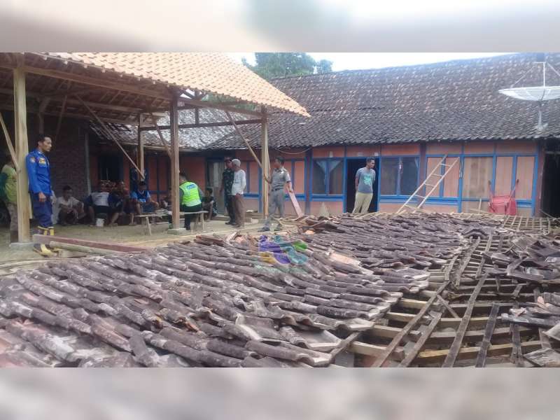 Rumah Warga Sekar Bojonegoro Roboh Saat Diperbaiki, Seorang Warga Luka Berat