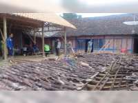Rumah Warga Sekar Bojonegoro Roboh Saat Diperbaiki, Seorang Warga Luka Berat