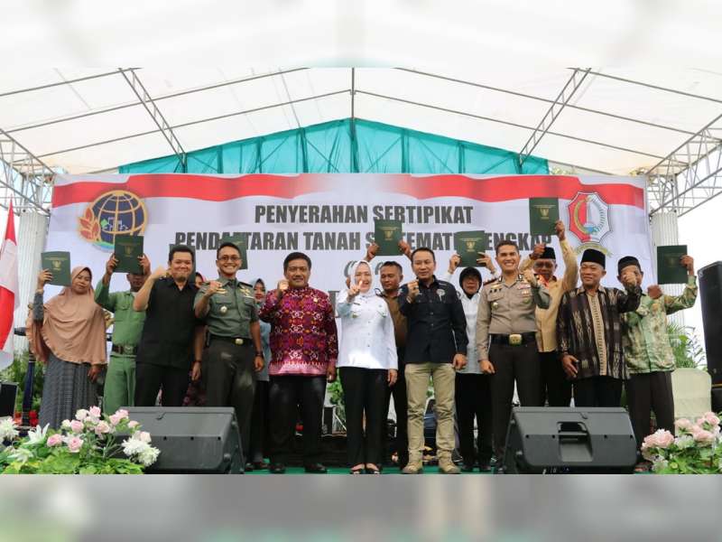 Bupati Bersama Forpimda Bojonegoro Serahkan Sertifikat Program PTSL di Bubulan