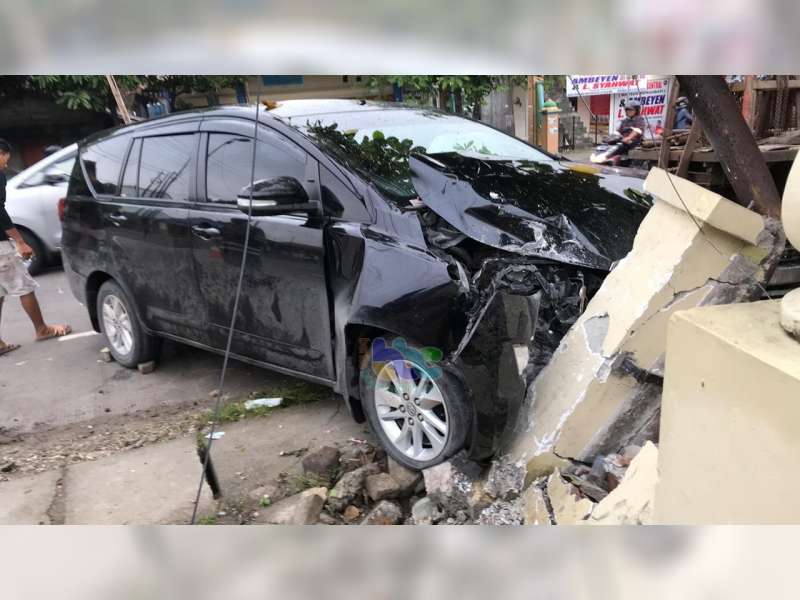 Kurang Hati-Hati, Innova Tabrak Motor dan Polsek Kalitidu Bojonegoro, 9 Orang Luka-Luka