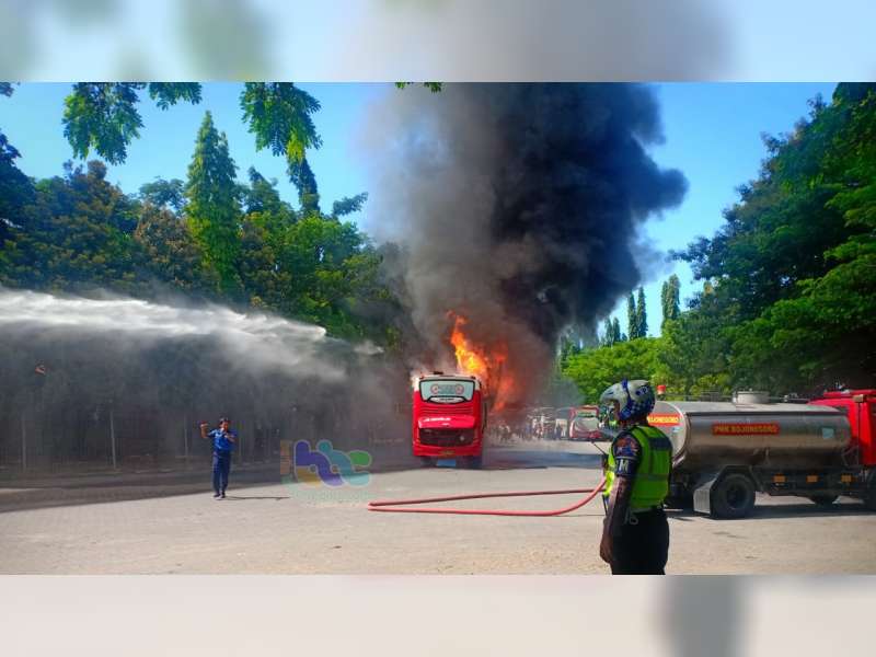 Bus Agra Mas Hangus Terbakar di Terminal Rajekwesi Bojonegoro