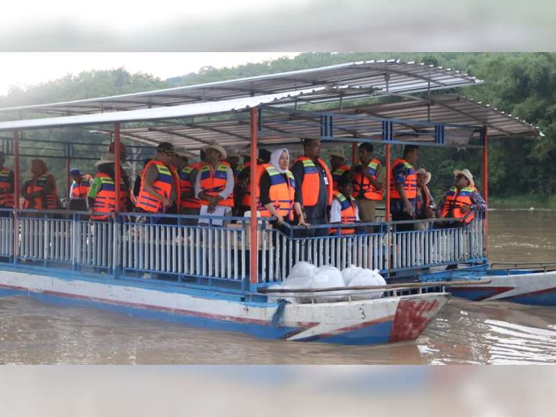 Kunjungan Kerja di Bojonegoro, Wagub Jatim &nbsp;Susuri Aliran Sungai Bengawan Solo