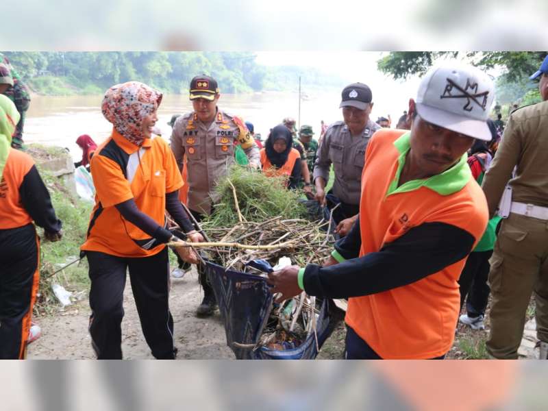 Polres Bersama DLH Bojonegoro Bersih-Bersih Sampah di Bantaran Sungai Bengawan Solo