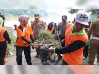 Polres Bersama DLH Bojonegoro Bersih-Bersih Sampah di Bantaran Sungai Bengawan Solo