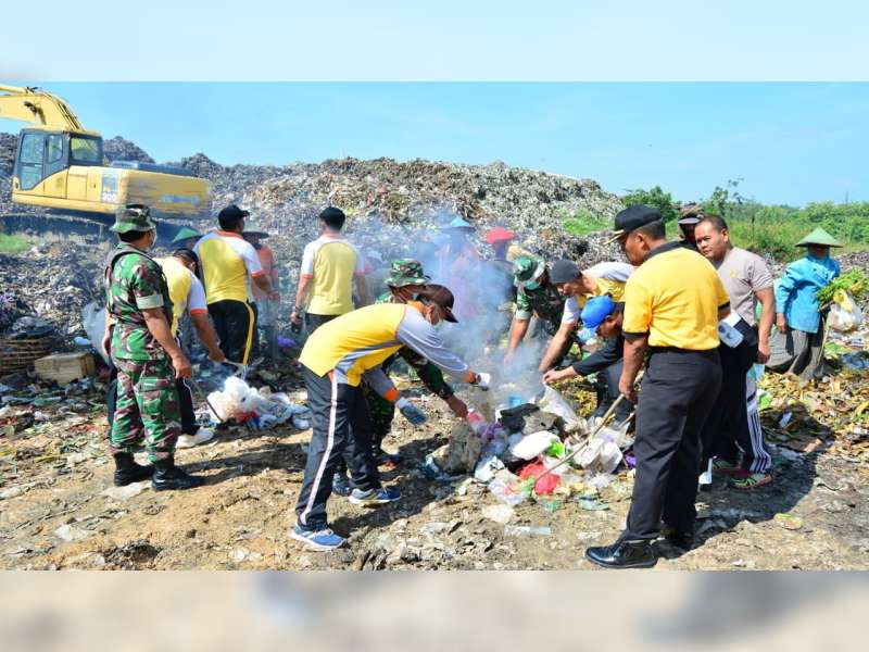 Peringati HPSN, Polres Blora Kerja Bhakti di TPA