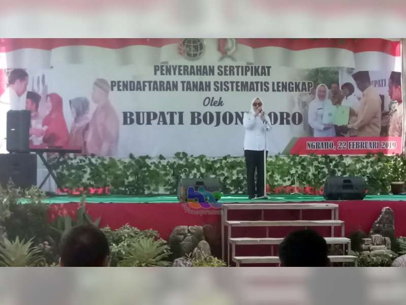 Bupati Bojonegoro Serahkan Sertifikat Program PTSL di Desa Ngraho Kecamatan Gayam