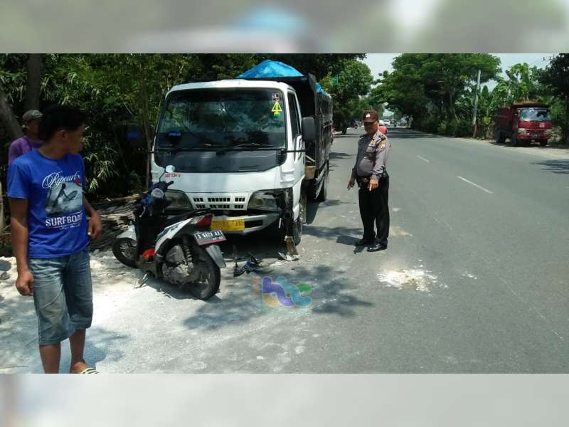 Naik Motor Sambil Gunakan HP, Pelajar di Kalitidu Bojonegoro Tabrak Truk Parkir