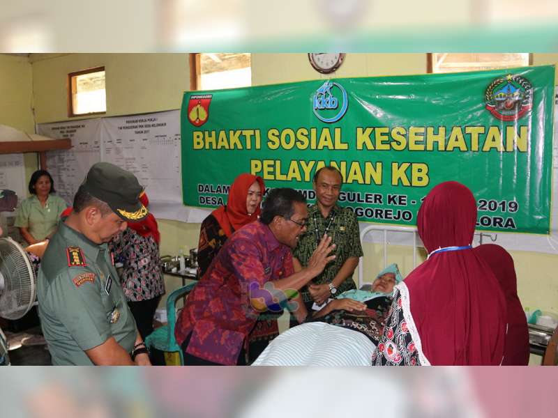 Warga Berduyun-Duyun Datang ke Posko Pengobatan Masal TMMD Blora