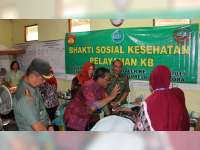 Warga Berduyun-Duyun Datang ke Posko Pengobatan Masal TMMD Blora