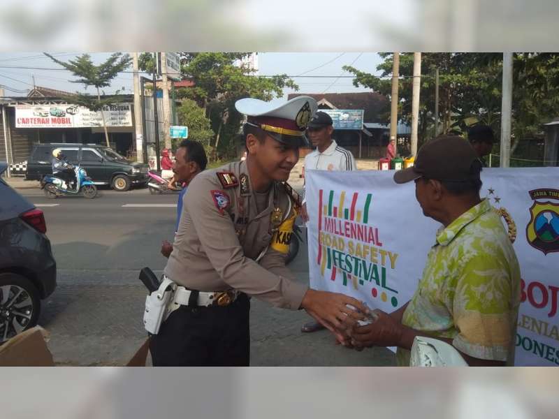Sat Lantas Polres Bojonegoro Sosialisasi Keselamatan Berlalu Lintas pada Tukang Becak