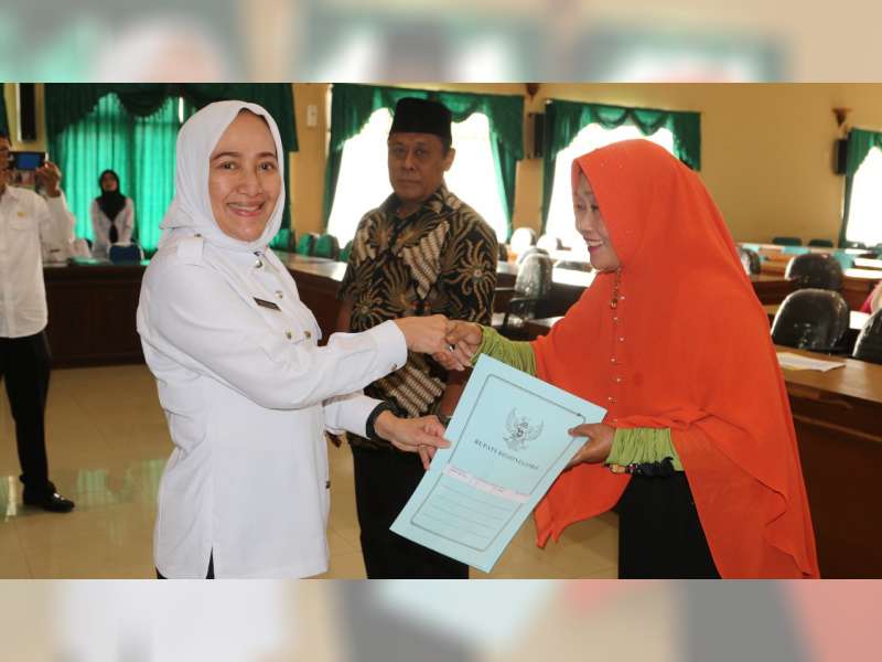 Bupati Serahkan 33 SK Purna Tugas ASN di Lingkup Pemkab Bojonegoro