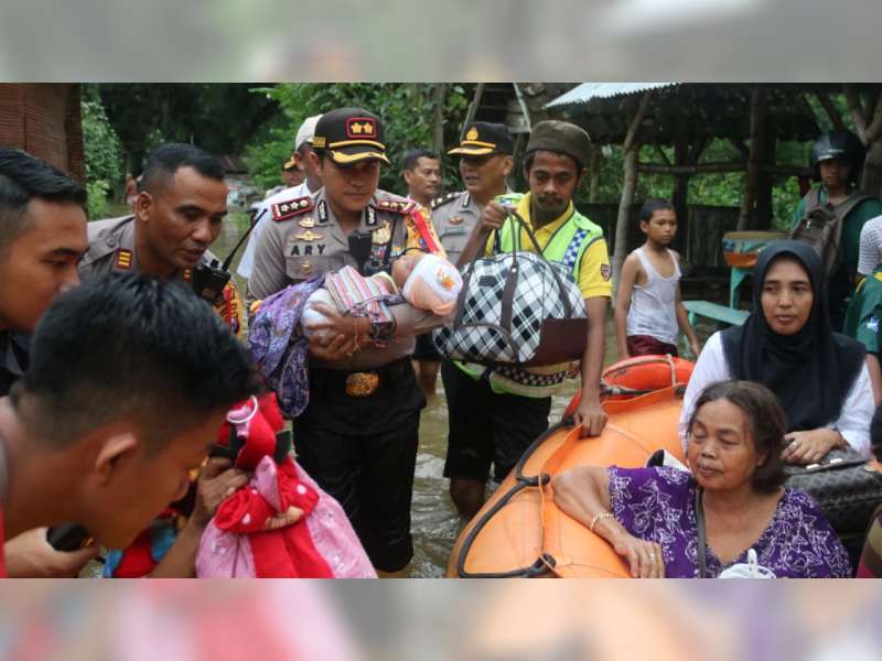 Kapolres Bojonegoro Bantu Evakuasi Warga Terdampak Banjir