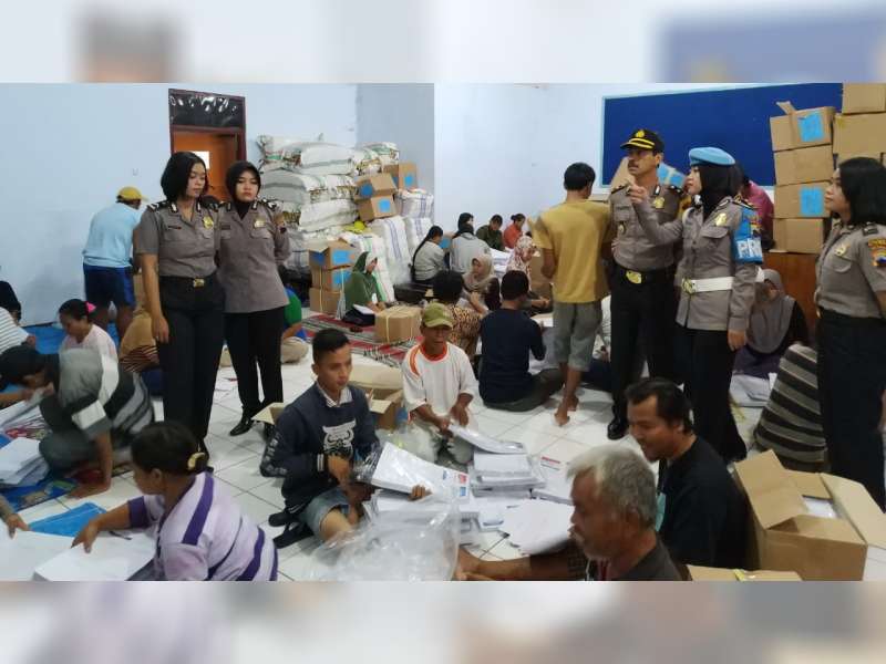 Pelipatan Surat Suara Pemilu 2019 di Kantor KPU Blora Dijaga Ketat Anggota Polisi