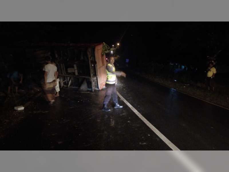 Truk Bermuatan Material Bahan Bangunan di Margomulyo Bojonegoro Terguling