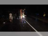 Truk Bermuatan Material Bahan Bangunan di Margomulyo Bojonegoro Terguling