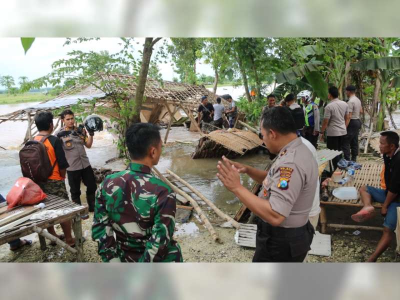 Kapolres Bersama Dandim Bojonegoro Datangi Rumah Warga Yang Terseret Banjir