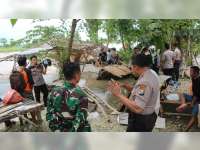 Kapolres Bersama Dandim Bojonegoro Datangi Rumah Warga Yang Terseret Banjir