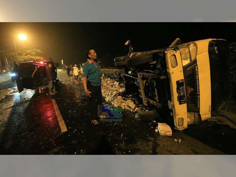 Tabrakan Elf dan Truk di Sumberrejo Bojonegoro, 3 Orang Luka Berat 13 Lainnya Luka Ringan