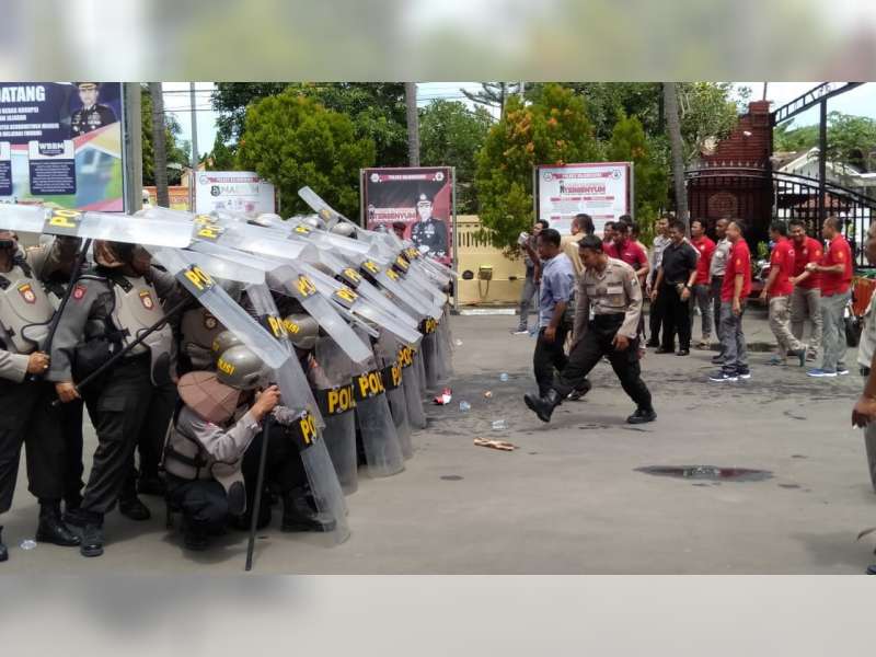 Tingkatkan Kemampuan Anggota, Polres Bojonegoro Gelar Latihan Dalmas
