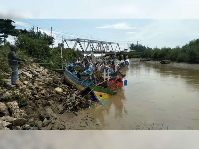 9 Perahu Nelayan di Palang Tuban Terseret Banjir Bandang, 1 Perahu Masih Hilang