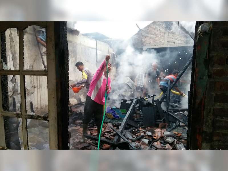 Diduga Akibat Korsleting Listrik, Rumah Milik Warga Trucuk Bojonegoro Ludes Terbakar