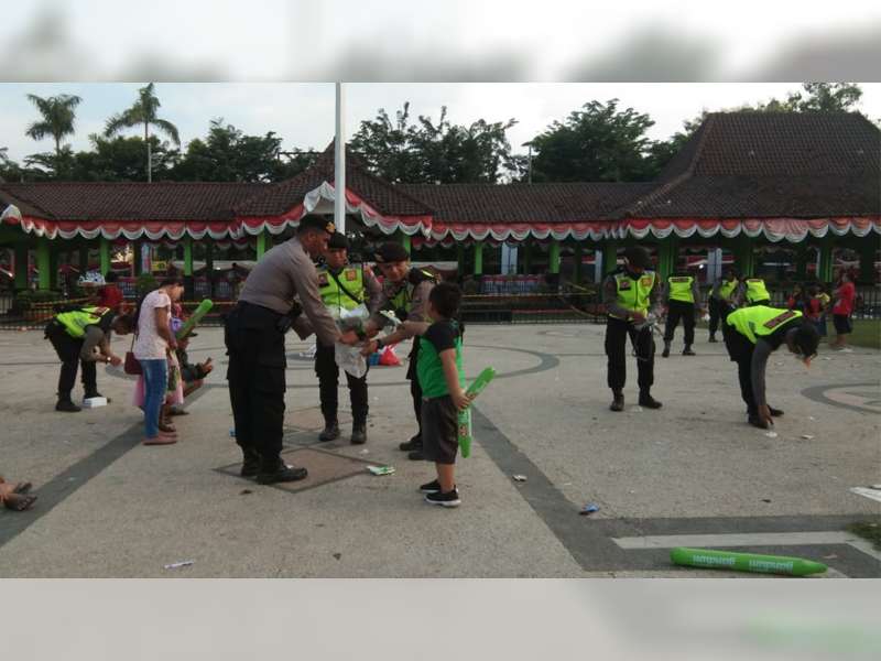 Anggota Polisi Punguti Sampah di Lokasi Karnaval SCTV Alun-Alun Bojonegoro