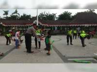 Anggota Polisi Punguti Sampah di Lokasi Karnaval SCTV Alun-Alun Bojonegoro