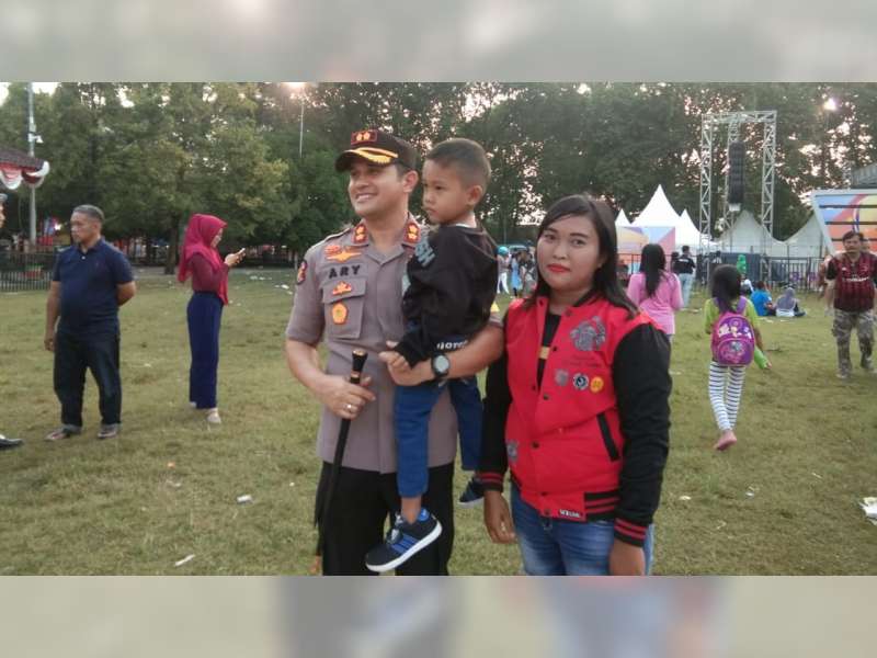 Manfaatkan Momen Karnaval SCTV, Warga Foto Bersama Kapolres Bojonegoro