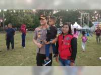 Manfaatkan Momen Karnaval SCTV, Warga Foto Bersama Kapolres Bojonegoro