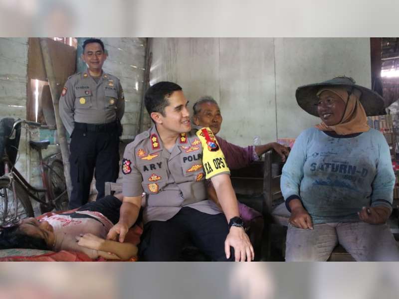 Kapolres Bojonegoro, Sambangi Gadis Warga Kalitidu yang Lumpuh Sejak Lahir