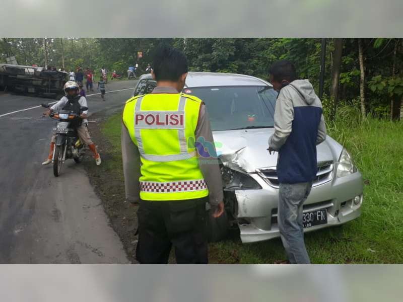 Truk Tangki Air di Margomulyo Bojonegoro Terguling Akibat Ditabrak Avanza