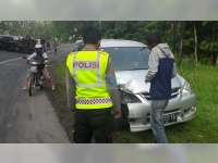 Truk Tangki Air di Margomulyo Bojonegoro Terguling Akibat Ditabrak Avanza