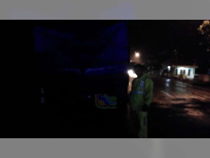 Jalanan Gelap, Motor Tabrak Truk Parkir di Kalitidu Bojonegoro Pengendara Motor Luka Berat