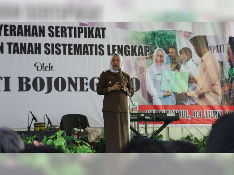 Bupati Bojonegoro Serahkan Sertifikat PTSL pada Warga Desa Kepohkidul Kedungadem