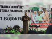 Bupati Bojonegoro Serahkan Sertifikat PTSL pada Warga Desa Kepohkidul Kedungadem