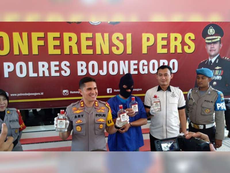 Produksi dan Edarkan Miras Jenis Vodka Palsu, Warga Kediri Ditangkap Polisi di Bojonegoro