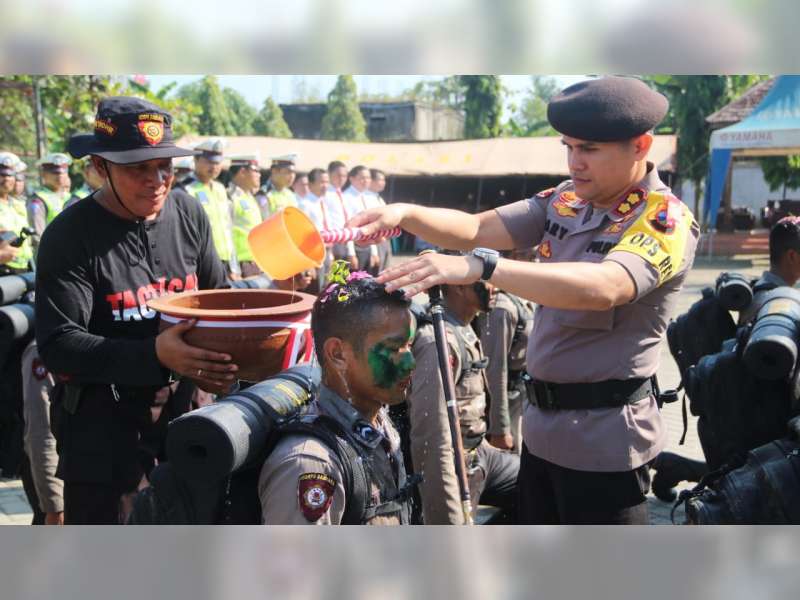 Bintara Remaja Yang Baru Bertugas di Polres Bojonegoro Jalani Prosesi Mandi Air Kembang