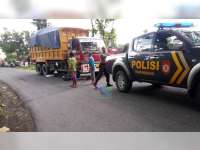 Menyalip dan Terjatuh Lalu Terlindas Truk, Pemotor di Margomulyo Bojonegoro Luka Berat
