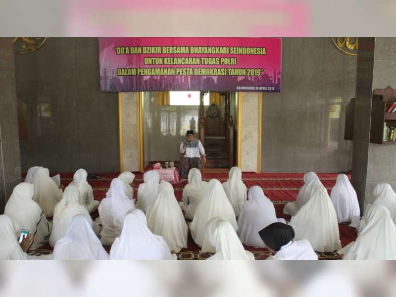 Berharap Pemilu Aman, Damai dan Sejuk, Bhayangkari Polres Bojonegoro Gelar Doa Bersama