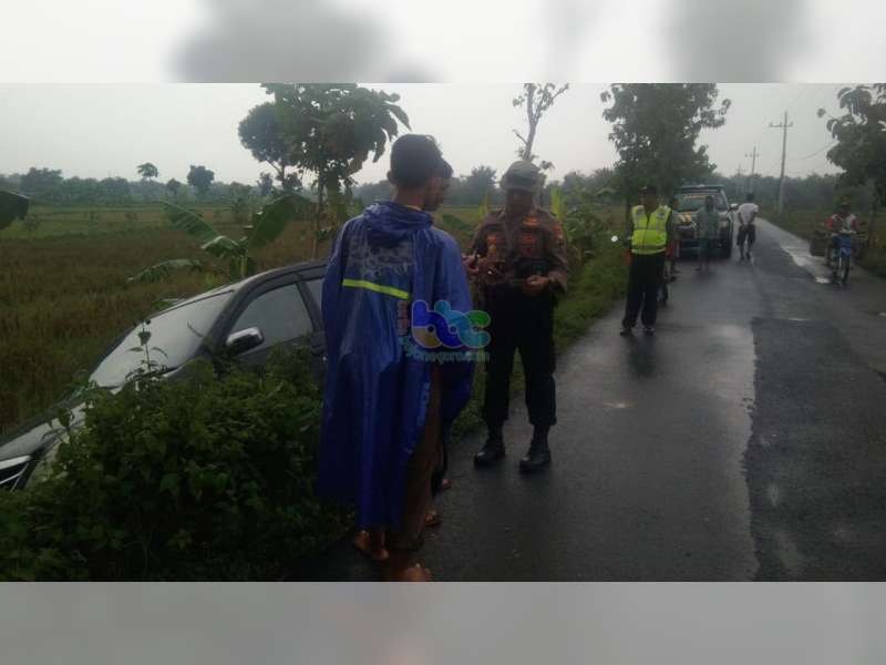Selip, Mobil Avanza di Gayam Bojonegoro Tergelincir dan Tercebur ke Parit