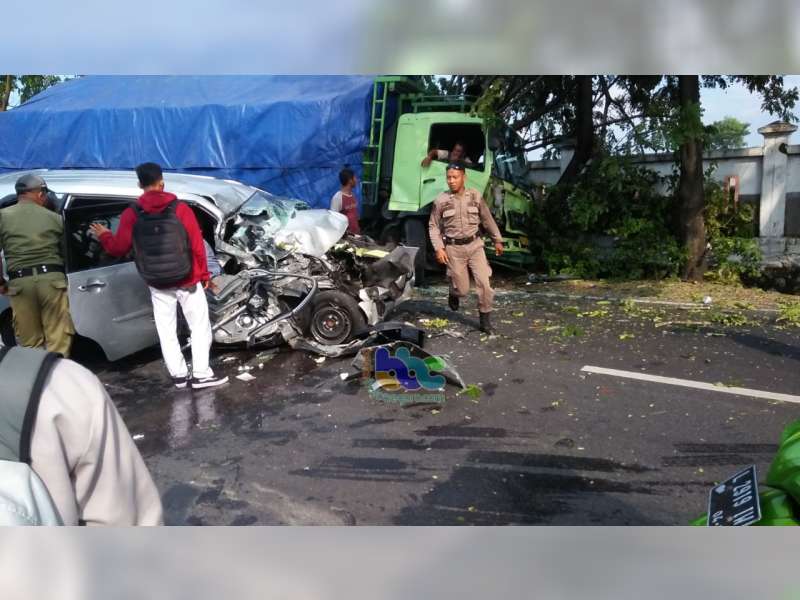 Diduga Mengantuk, Avanza Tabrak Truk Gandeng di Balen Bojonegoro 2 Orang Luka-Luka