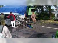 Diduga Mengantuk, Avanza Tabrak Truk Gandeng di Balen Bojonegoro 2 Orang Luka-Luka